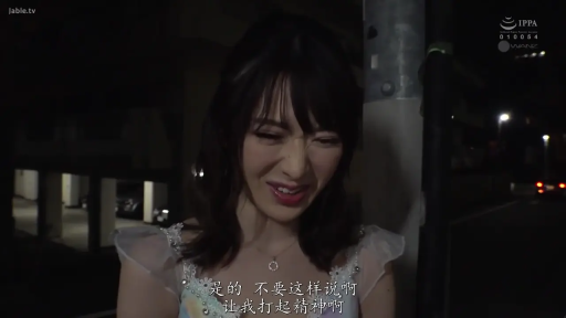 交谈 · 站姿 · 自然 · 项链 · 夜景 · 侧脸特写 · 室外街头 · 无袖连衣裙