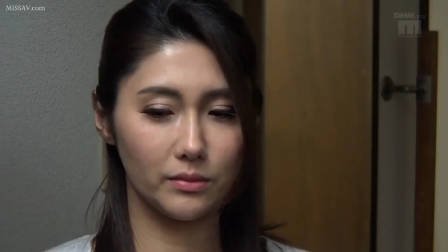 室内 · 沉思 · 面部特写 · 熟女 · 正面 · 忧伤 · 浅色上衣