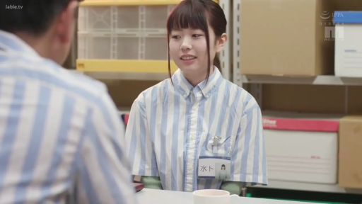 坐姿 · 微笑 · 半身 · 交流 · 纸箱 · 仓库 · 条纹工装 · 工作场所