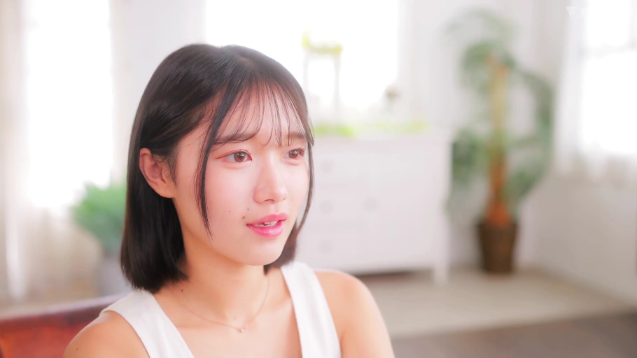 室内 · 坐姿 · 脸部特写 · 白色背心 · 注视 · 动情