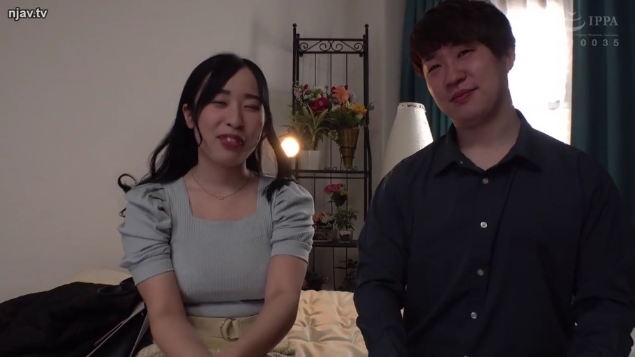 Sitting Posture · Bedroom · Medium shot · Potted plant · Smile · shirt · 谈话 · Male and female