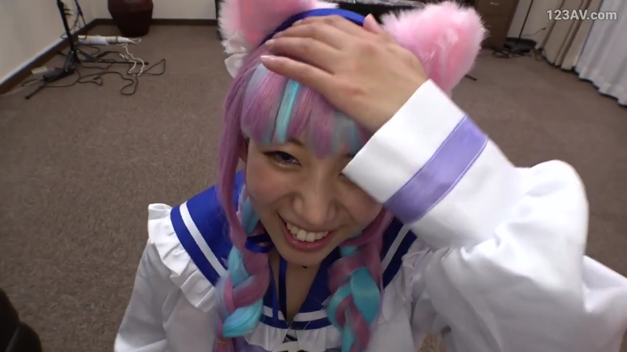 室内 · 顔のクローズアップ · メイド服 · 仰视 · 笑容 · 摸头