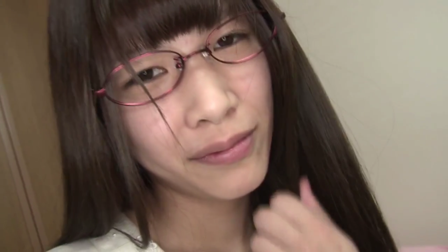 室内 · メガネ · 顔部のクローズアップ · 微笑 · 白い上着 · 注視 · 长发 · 歪头