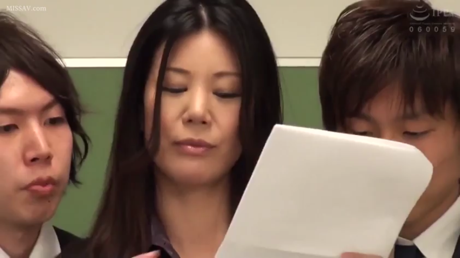 教室 · 集中 · 顔部のクローズアップ · 站立 · シャツ · 熟女 · 読む · 紙張