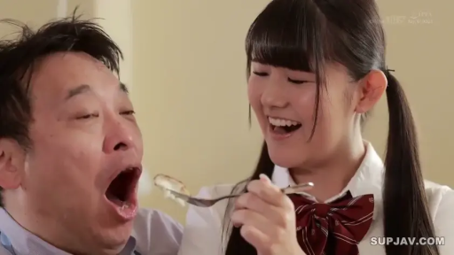 室内 · 坐姿 · 面部特写 · JK制服 · 开怀大笑 · 餐具 · 喂食 · 大叔