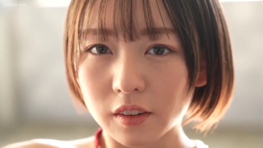 室内 · 脸部特写 · 正坐 · 凝视 · 清纯 · 短发 · 红色吊带