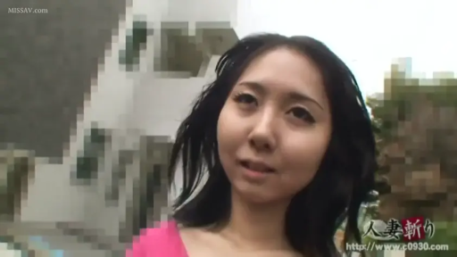 站立 · 自然 · 顔のクローズアップ · 屋外 · ピンクの上着 · 看向镜头 · 人妻