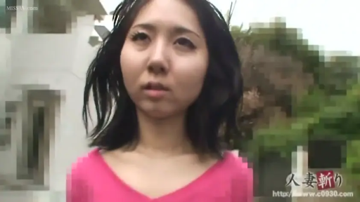 顔 · 站立 · 呆滞 · 屋外 · ピンクの上着 · 街头 · 呆立