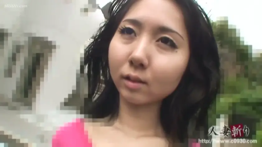 臉部特寫 · 站立 · 迷離 · 注視 · 户外 · 粉色上衣 · 亚洲女性