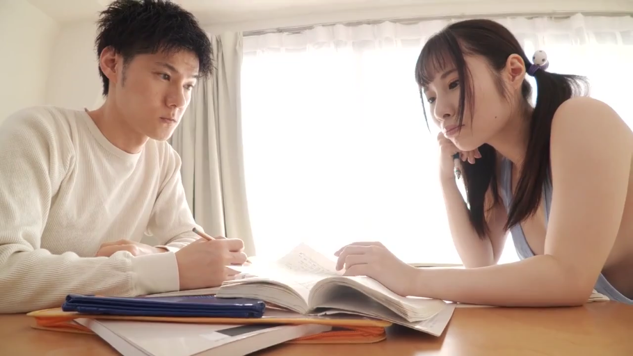 室内 · 坐姿 · 专注 · 半身 · 书本 · 学习 · 日本 · 露侧乳