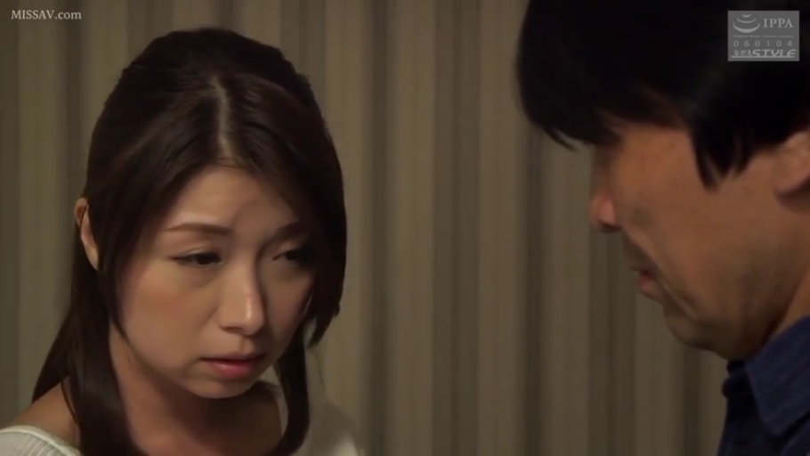 室内 · 面部特写 · 对立站姿 · 白色针织衫 · 人妻 · 情感交流 · 委屈忧虑