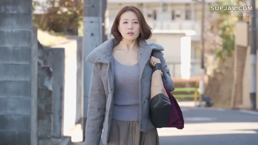 真剣 · 半身 · ハンドバッグ · 街道 · 行走 · 熟女 · 散歩 · 灰色大衣