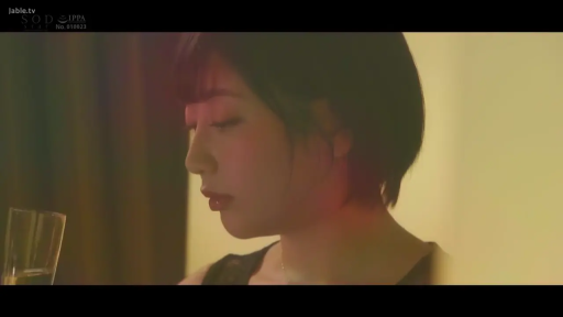 室内 · 坐姿 · 脸部特写 · 平静 · 酒杯 · 背心 · 饮酒 · 唯美