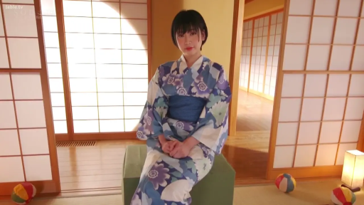 跪坐 · 和室 · 字幕 · 中景 · 面对镜头 · 平淡 · 和服 · 纸球