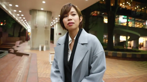 坐姿 · 面部 · 平静 · 户外 · 短发 · 访谈 · 大衣