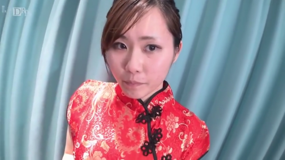 室內 · 站姿 · 平靜 · 半身 · 注视镜头 · 窗簾 · 亚洲女性 · 红色旗袍