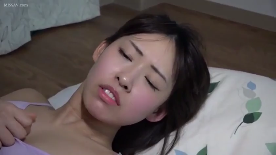 室内 · 脸部特写 · 躺姿 · 吊带衫