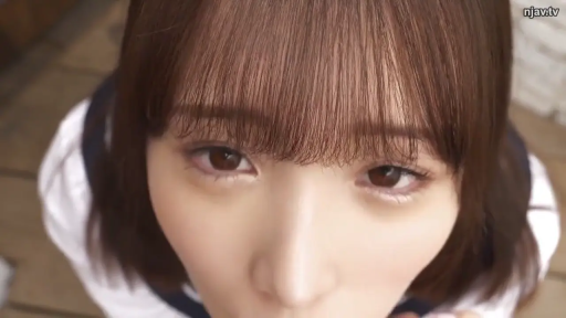 凝视 · 户外 · 仰视 · 渴望 · 局部特写 · 学生装 · 特写镜头