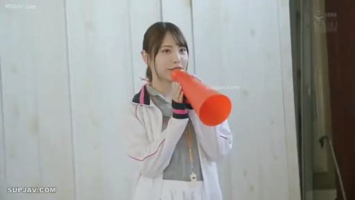 室内 · 站立 · 微笑 · 半身 · 运动服 · 扩音器 · 日本女优 · 拿扩音器