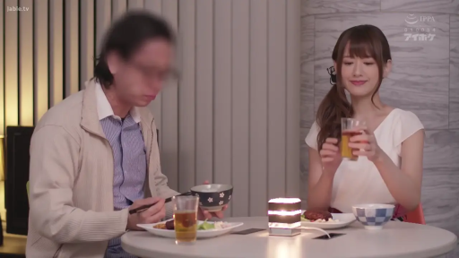 室内 · 交谈 · 面部特写 · 笑容 · 长发 · 白色V领上衣 · 侧头 · 发圈