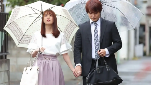 中景 · 室外街道 · 牵手行走 · 表情自然 · 淑女装与西装 · 撑伞漫步 · 雨伞与手提包 · 雨中情景