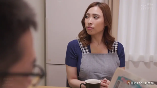 坐姿 · 注视 · 面部特写 · 餐厅 · 亲切 · 报纸 · 格子围裙 · 家庭场景