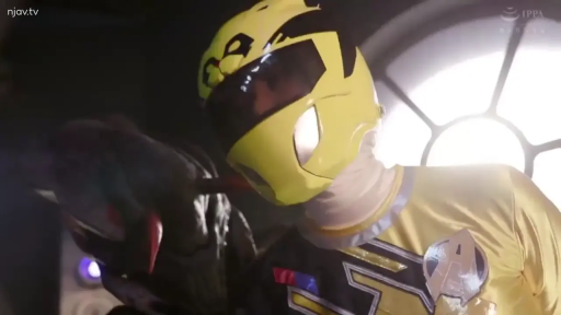 室内 · 半身特写 · 战队服