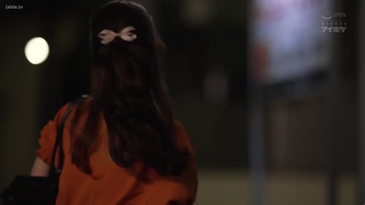 全身 · 站立 · 冷静 · 暗光环境 · 橙色上衣配黑色短裙 · 夜晚路边 · 翻找皮包 · 白色轿车