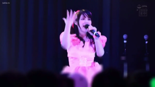 投入 · 中景 · 举手站立 · 话筒 · 灯光背景 · 粉色舞台装 · 演唱会舞台 · 现场演唱