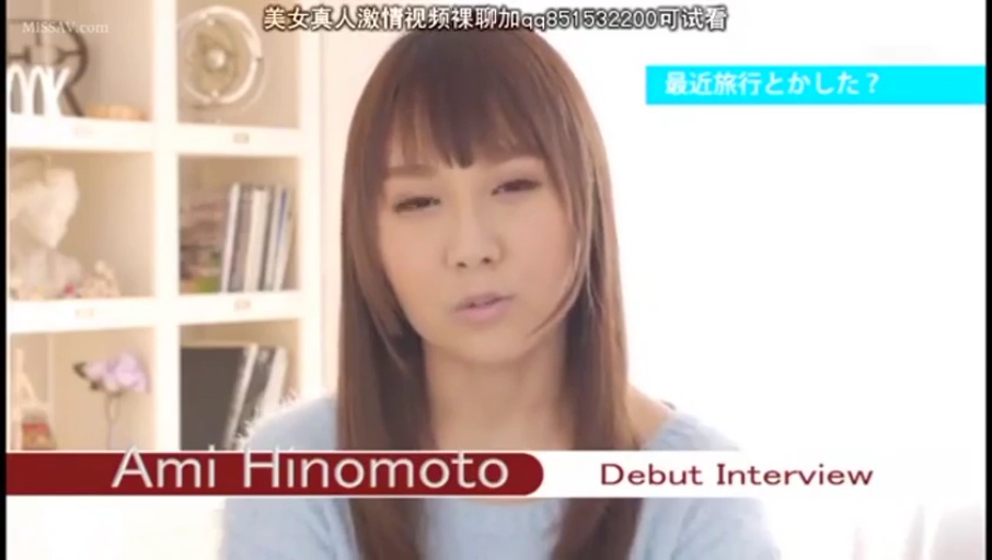 室内 · 坐姿 · 脸部特写 · 字幕 · 自然 · 书架 · 访谈 · 浅蓝色毛衣