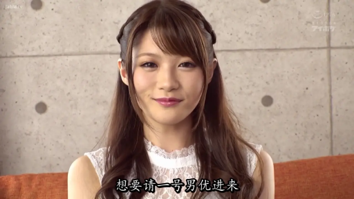 座り姿勢 · ソファ · 微笑 · カメラに向かって · 半身特写 · 白いレースの上衣 · 长发 · 摄影棚