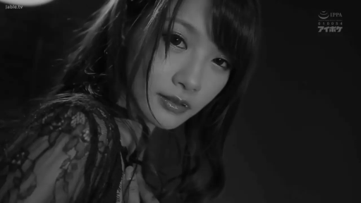 顔部のクローズアップ · 注視 · 薄暗な室内 · レースのトップ · 魅惑 · 侧身回头 · 黑白图片