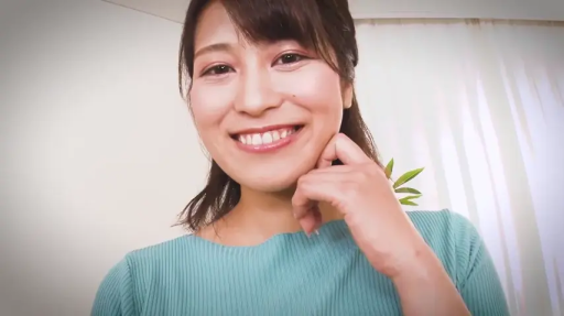 室内 · 坐姿 · 遮挡 · 脸部 · 微笑 · 开心 · 桌椅 · 蓝色露肩毛衣