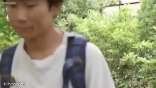 自然 · 男性 · 走路 · 户外园林 · 白色短袖T恤 · 行走姿态 · 蓝色双肩包