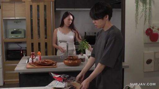 专注 · Stand · Medium shot · 居家 · Kitchen · Sleeveless top · 厨具 · 日常互动