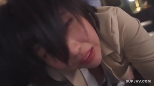 室内 · 顔部のクローズアップ · 迷離 · うつ伏せ · ビジネススーツ · 注视镜头 · 成年女性