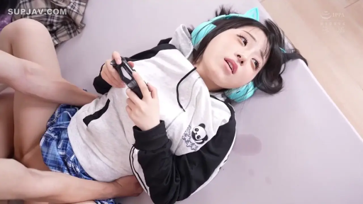 室內 · 迷離 · 仰臥 · 面部特寫 · 连帽衫 · 玩遊戲 · 游戏手柄 · 宅女