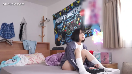 坐姿 · 卧室 · 全景 · 平静 · 玩游戏 · 宅系 · 游戏摇杆 · 运动卫衣