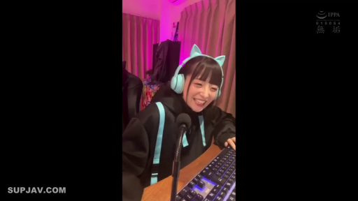 室内 · 坐姿 · 微笑 · 半身 · 操作电脑 · 齐刘海 · 猫耳耳机 · 黑色连帽衫