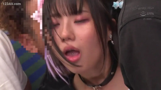 室内 · 脸部特写 · 喘息 · 女仆装 · 仰头 · 高潮脸 · 背景模糊 · 心形项圈