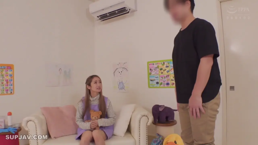 Sitting Posture · Medium shot · 略显困惑 · Living room · 谈话 · 紫色罩裙 · 毛绒玩具 · 居家生活