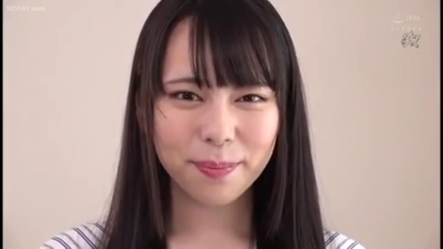 Indoor · Smile · 面部特写 · Sit properly. · Gaze · 长发 · Striped top