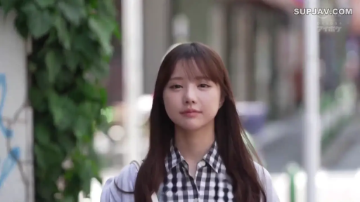 脸部特写 · 站立 · 微笑 · 清纯 · 注视镜头 · 户外街道 · 格纹衬衫