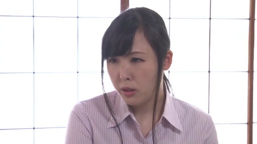 坐姿 · 严肃 · 面部 · 凝视 · 黑发 · 传统和室 · 粉色条纹衬衫