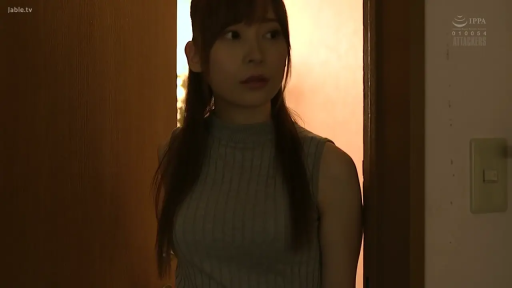 面部 · 站立 · 剧情 · 门 · 门口 · 疑惑 · 张望 · 高领背心