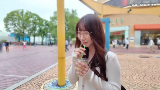 站立 · 中景 · 自然 · 白色开衫 · 街拍 · 户外广场 · 喝水 · 饮料杯