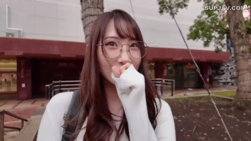 站立 · 面部特写 · 户外 · 白色针织衫