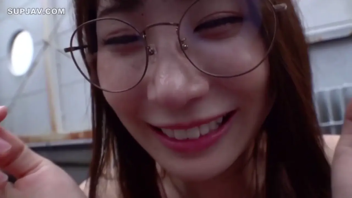 室内 · 面部 · 眼镜 · 微笑 · 大特写 · 开心 · 靠近镜头