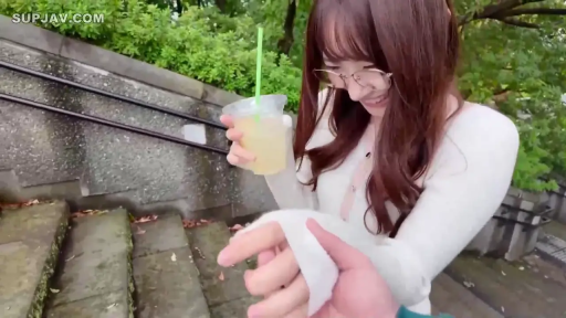 站立 · 半身特写 · 户外阶梯 · 白色针织衫