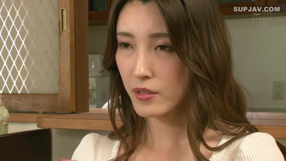 室内 · 坐姿 · 忧郁 · 面部特写 · 注视 · 长发 · 白色针织衫